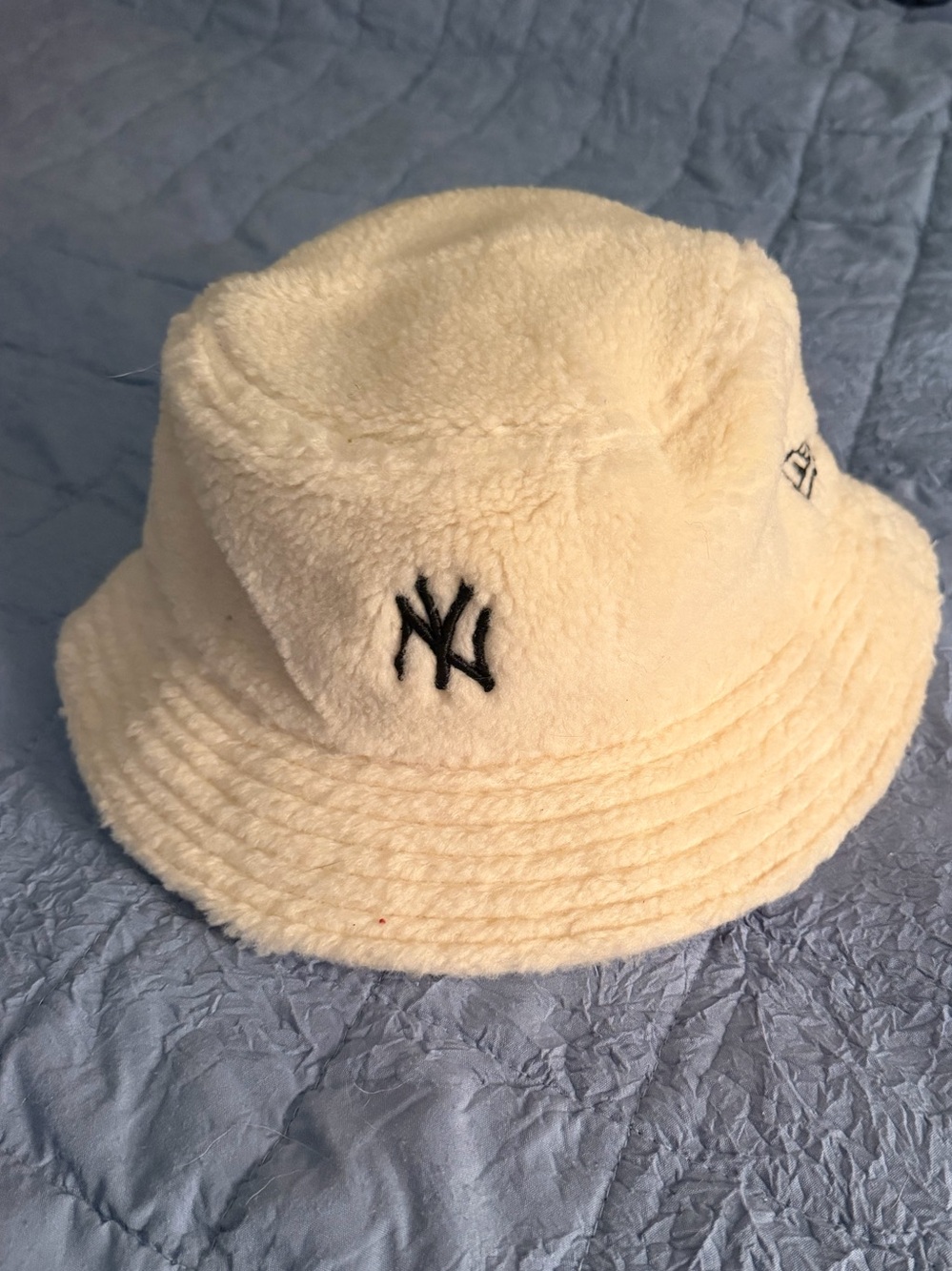 New York Yankees Cream Sherpa Bucket Hat Womens Size Small/Medium